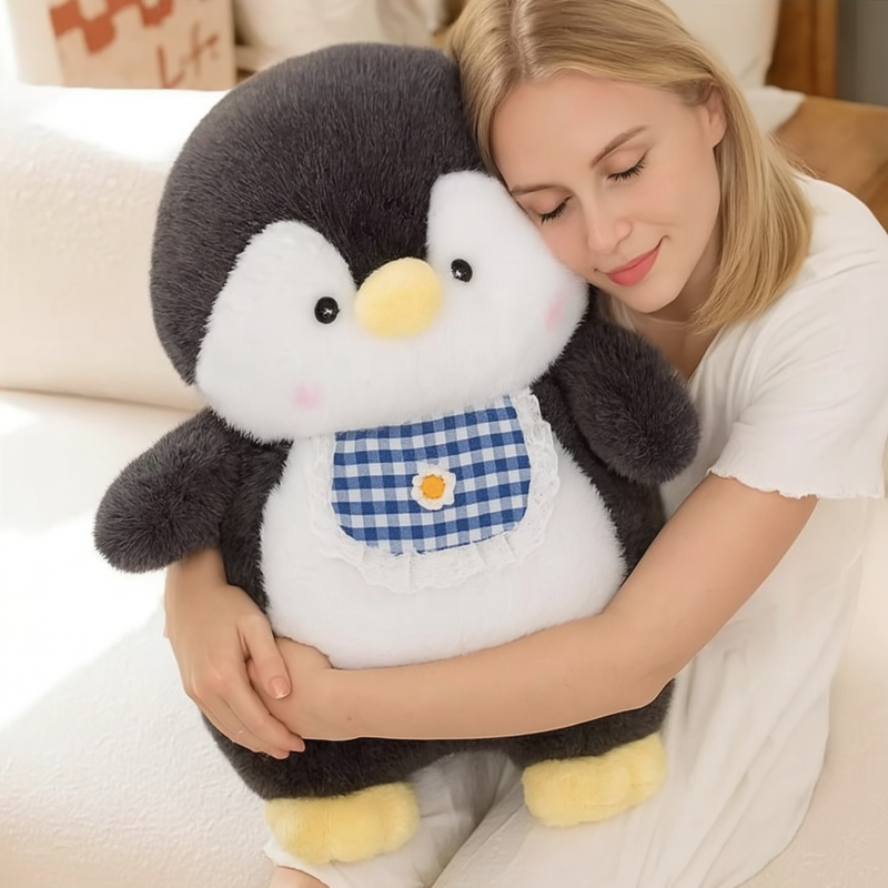 Peluche pingouin kawaii avec une fille en faisant un câlin Image