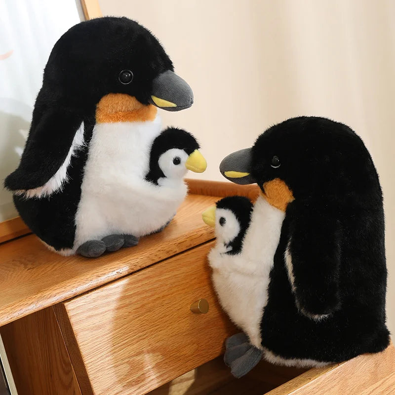 Deux peluches pingouins maman & fils sur un meuble dont un en travers d'un des tiroirs