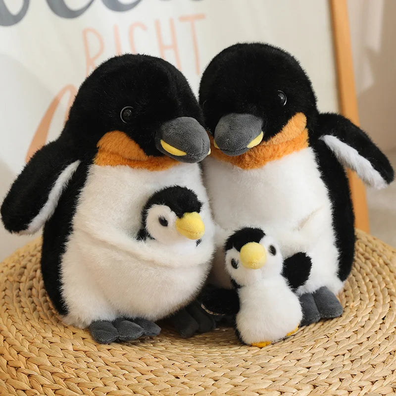 Deux peluches pingouins maman & fils sur un panier en osier Image