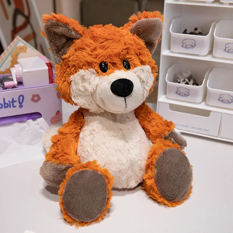 Peluche renard câlin sur une table blanche