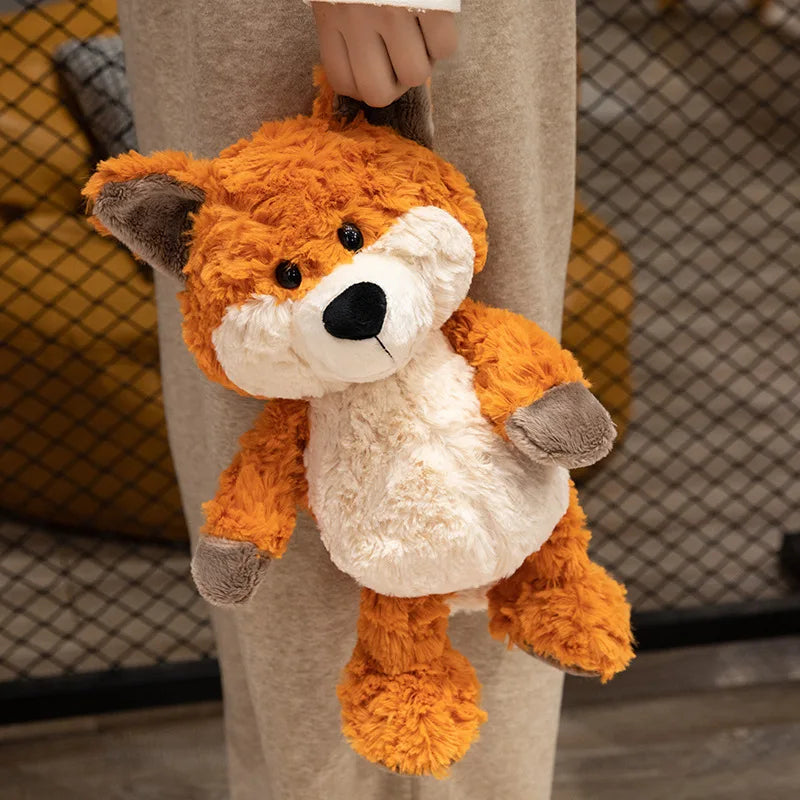 Peluche renard câlin tenue par l'oreille par une fille
