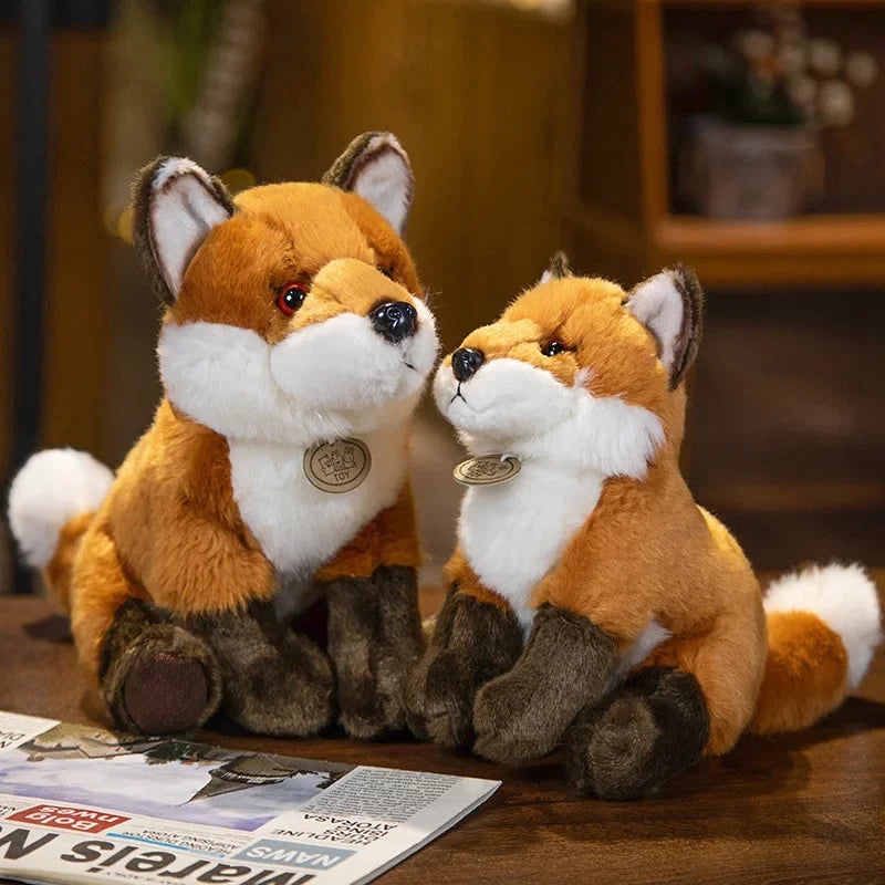 Deux peluches renards domestique sur une table en bois