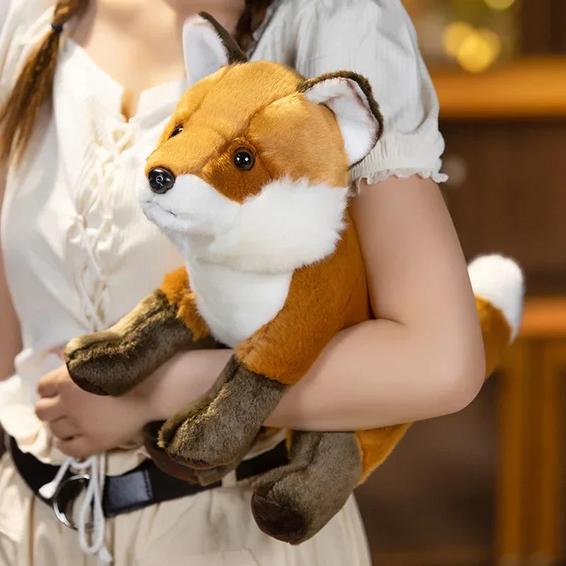 Peluche renard domestique porter sous le bras d'une fille