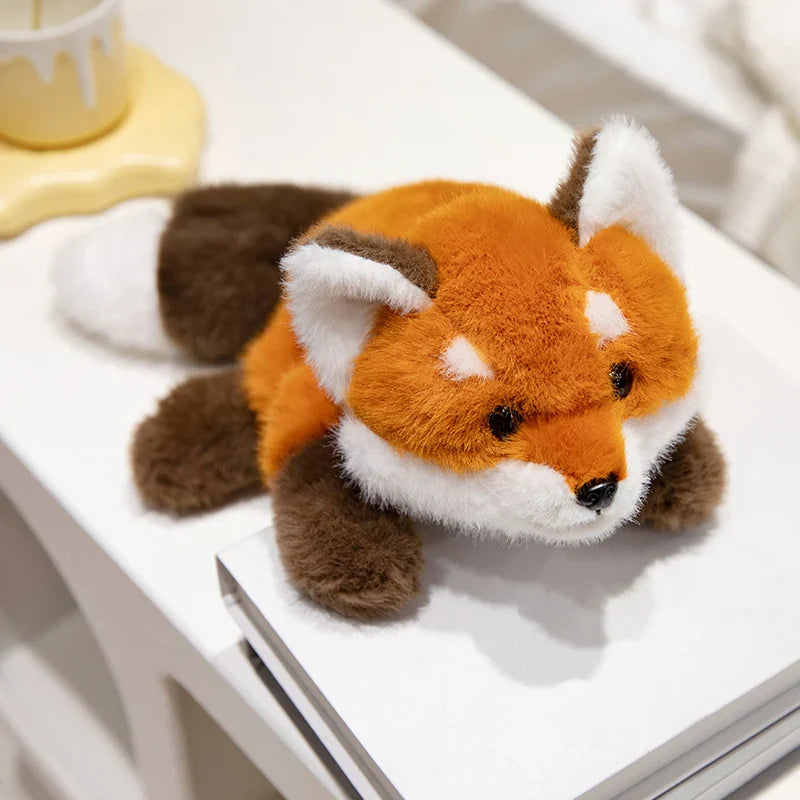 Peluche renard douce sur un bureau blanc