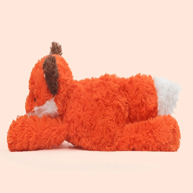 Peluche renard japonaise de profil sur fond beige 