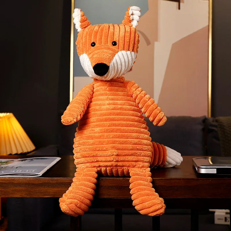 Peluche renard kawaii sur un bureau 
