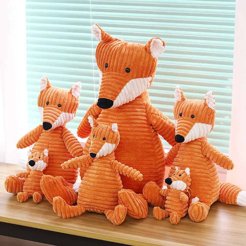 Une famille de peluches renard kawaii sur une table en bois Image