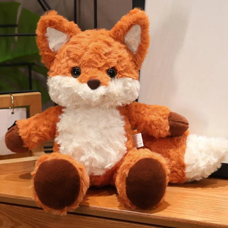 Peluche renard mignonne sur un meuble en bois