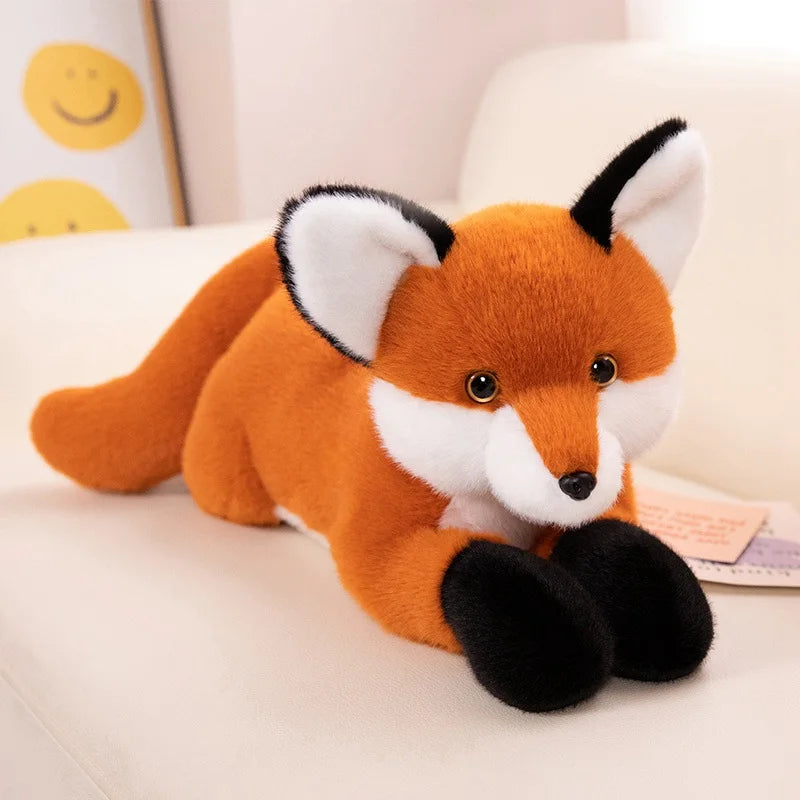 Peluche renard réaliste coucher sur un canapé