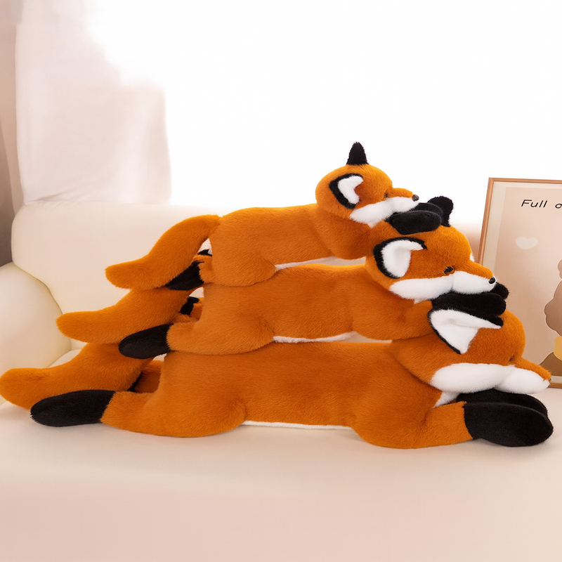 Trois peluches renards realistes sur un canapé