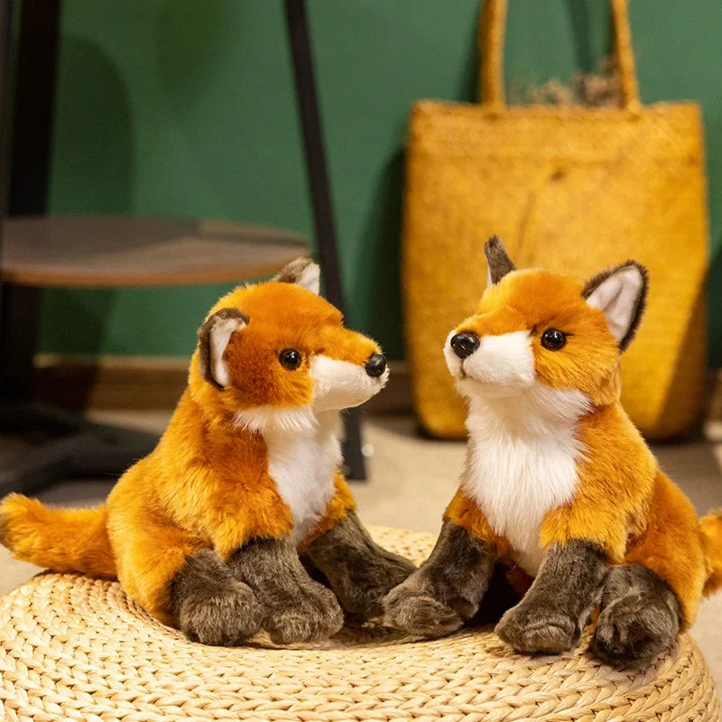 Deux peluches renard sauvage sur un panier en osier
