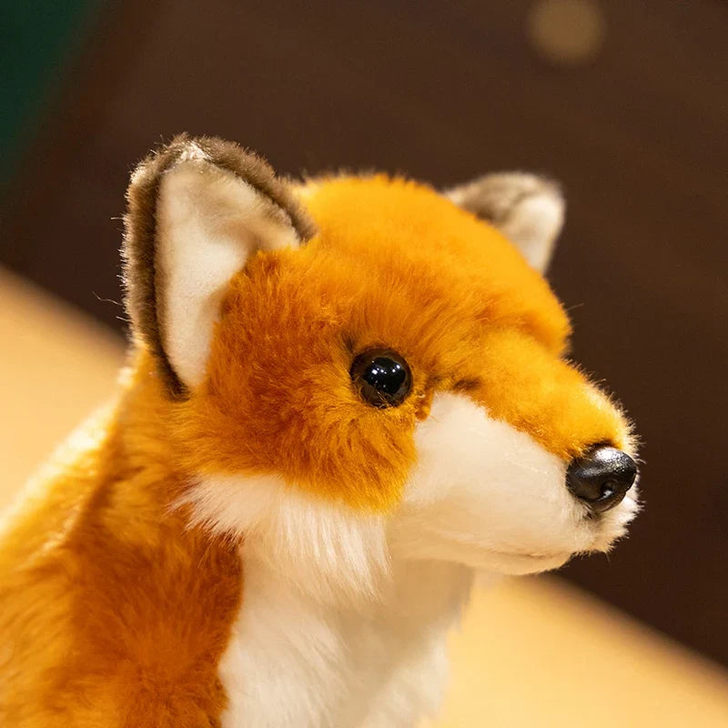 Zoom sur la tête de la peluche renard sauvage 