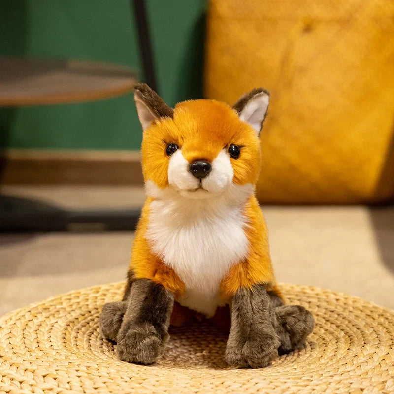 Peluche renard sauvage assis de face sur un panier en osier