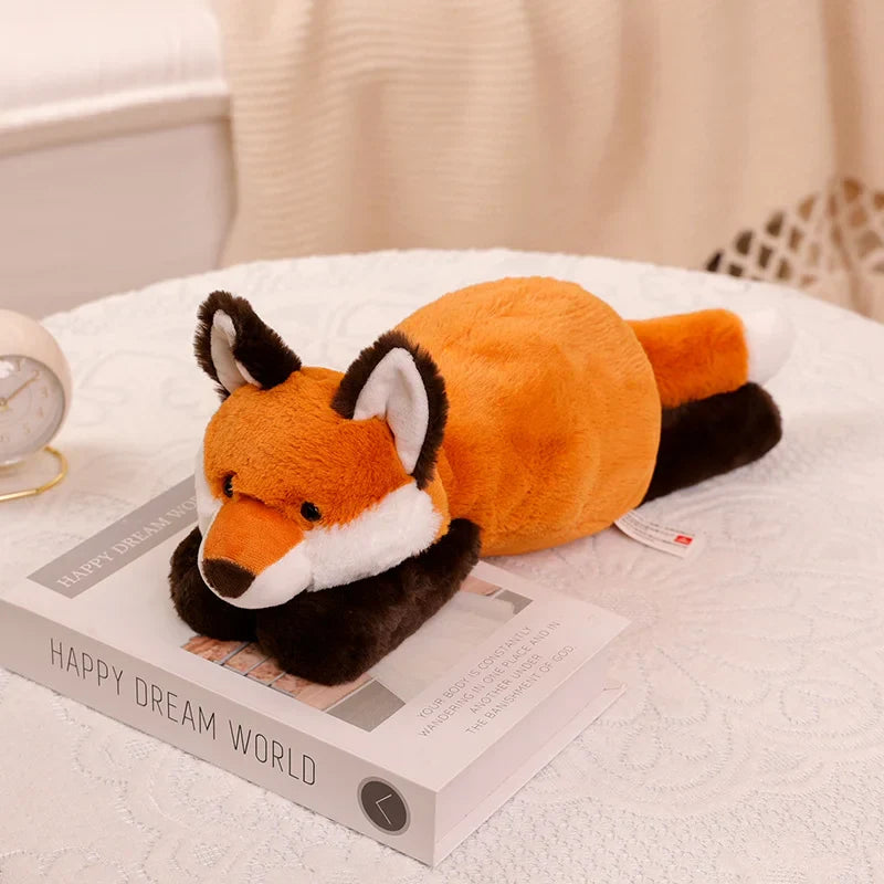 Peluche renard xxl couché sur une table avec une nappe blanche Image