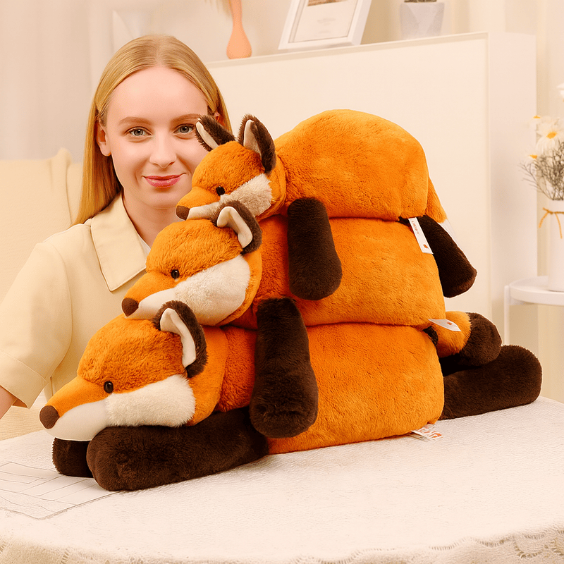 Peluche renard xxl couché sur une table avec une fille juste derrière  Image