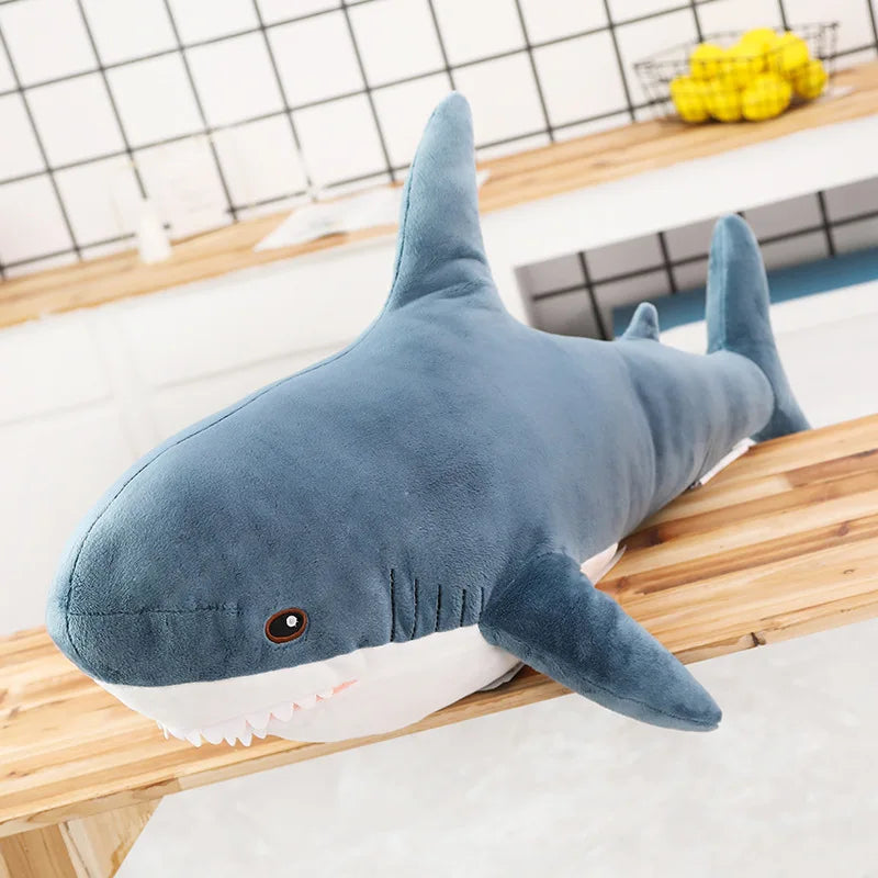 Peluche requin bleu sur une table 