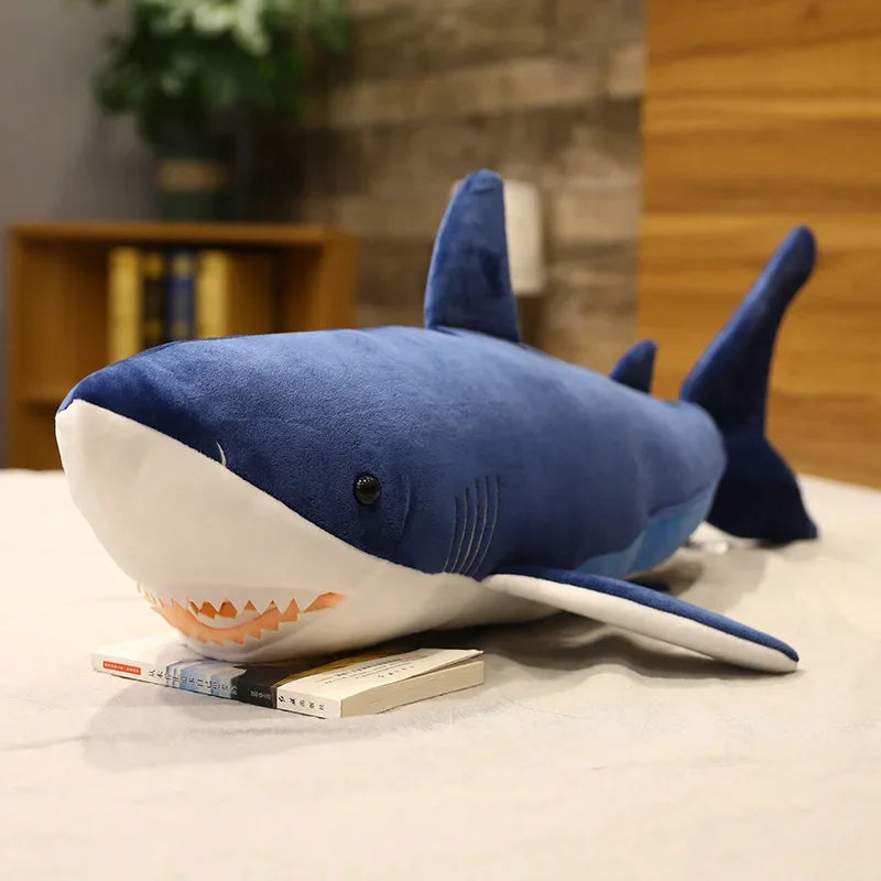 Peluche requin bleu XXL sur une table 