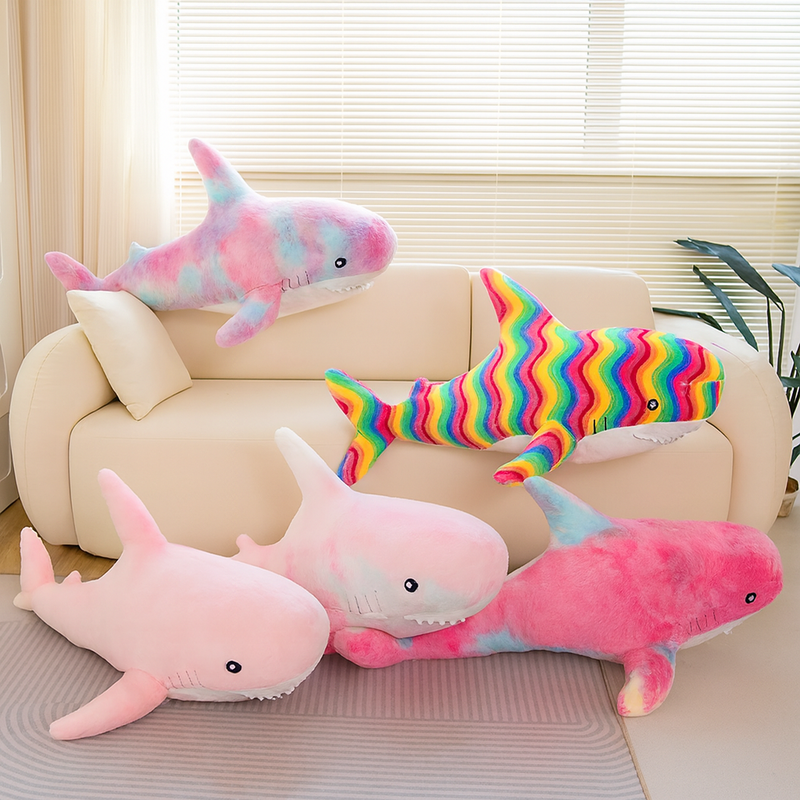 La famille complète de peluche requin arc en ciel sur un canapé Image