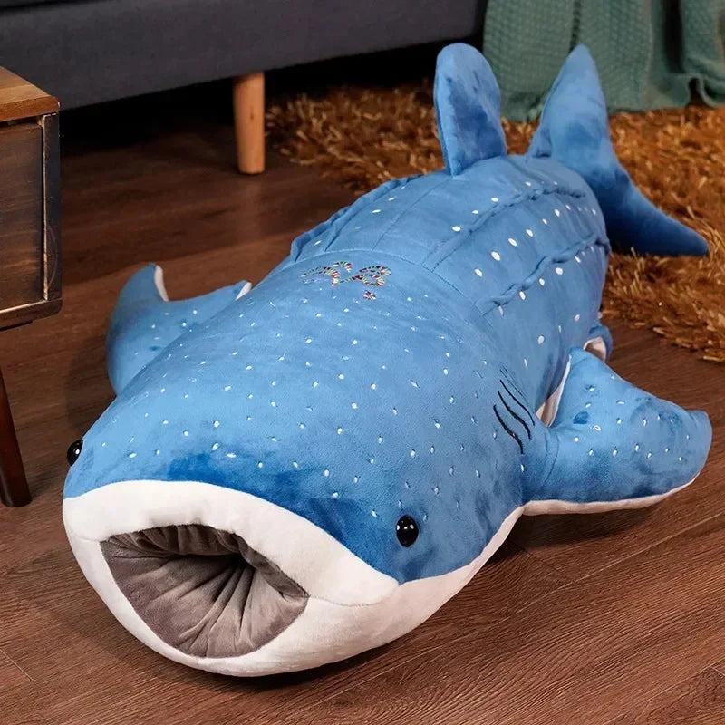 Peluche requin baleine bleue sur un parquet
