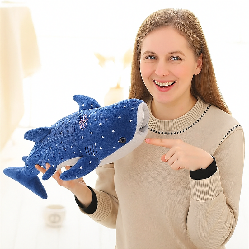 Peluche requin baleine bleue dans la main d'une femme