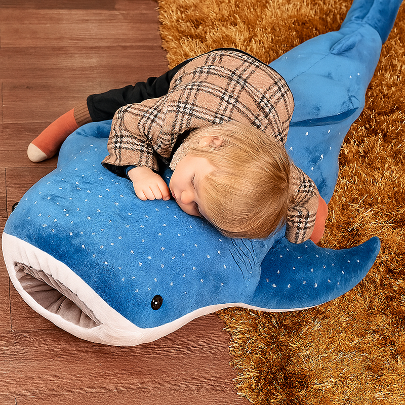 Peluche requin baleine bleue avec un bébé endormi dessus Image