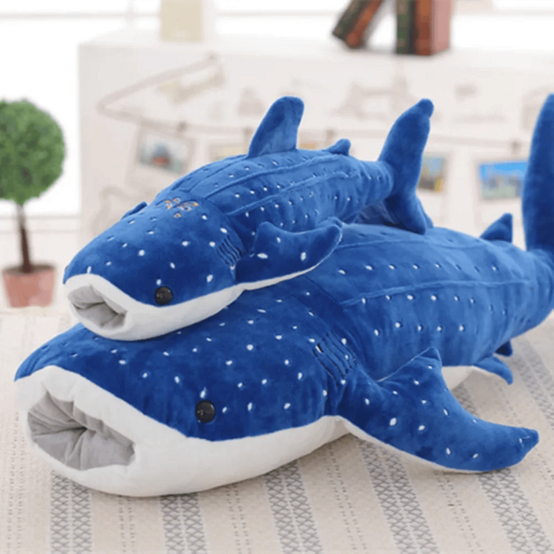 Deux peluches requins baleine bleue sur une table 