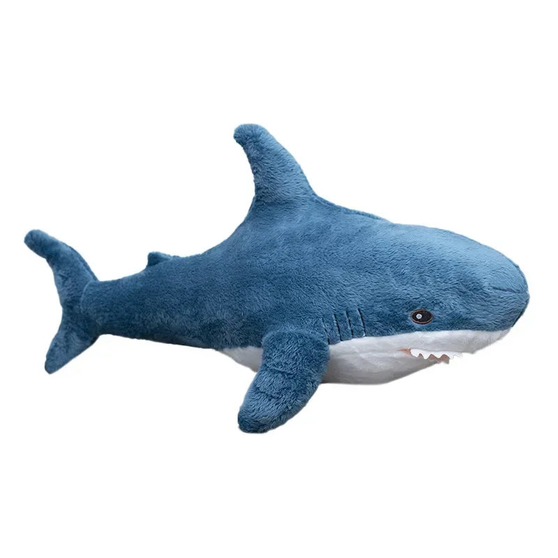 Peluche requin bleu sur fond blanc