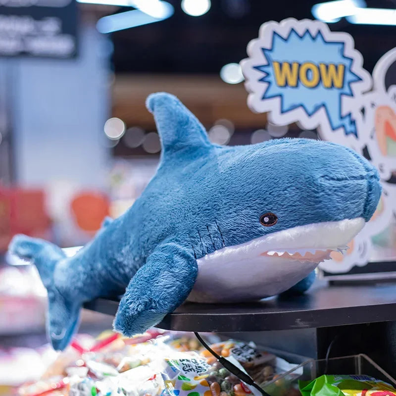 Peluche requin bleu posé dans un magasin