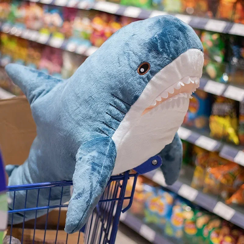 Peluche requin bleu dans un caddie