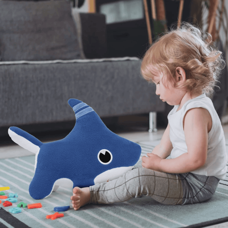 Peluche requin chien avec un enfant sur un tapis  Image