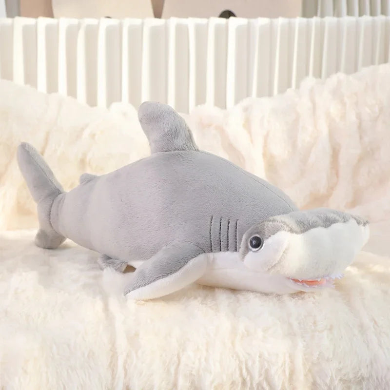 Peluche requin marteau gris sur un canapé coconing