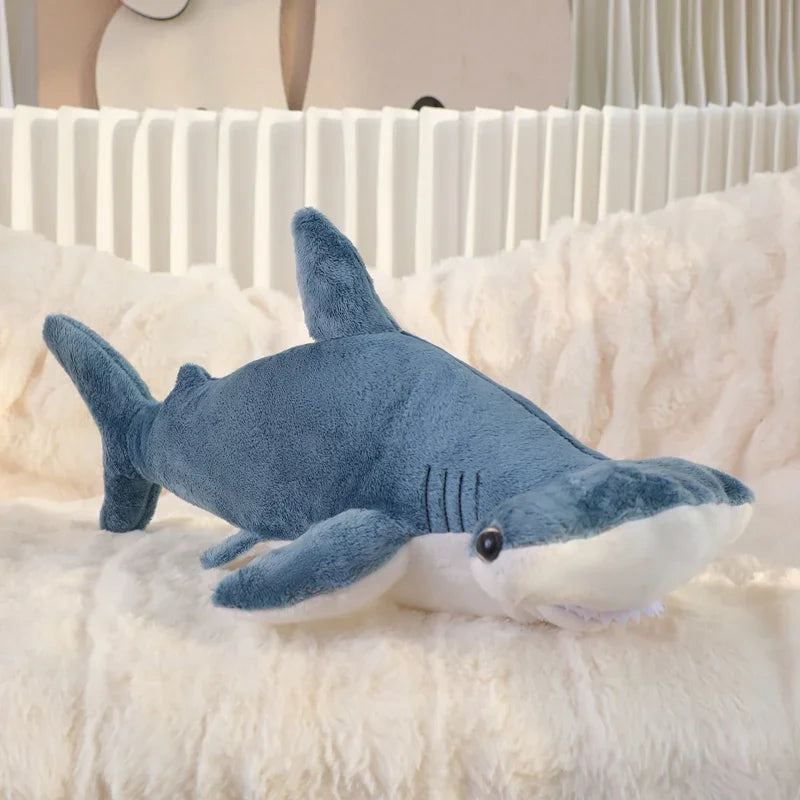 Peluche requin marteau bleu sur un canapé coconing