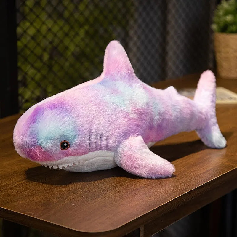 Peluche requin pastel sur une table en bois