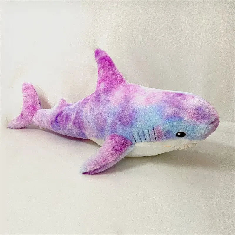 Peluche requin pastel sur un fond beige