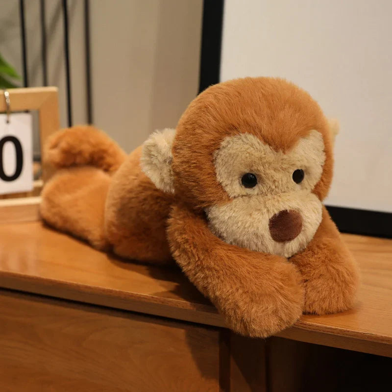 Peluche singe marron douce sur un meuble