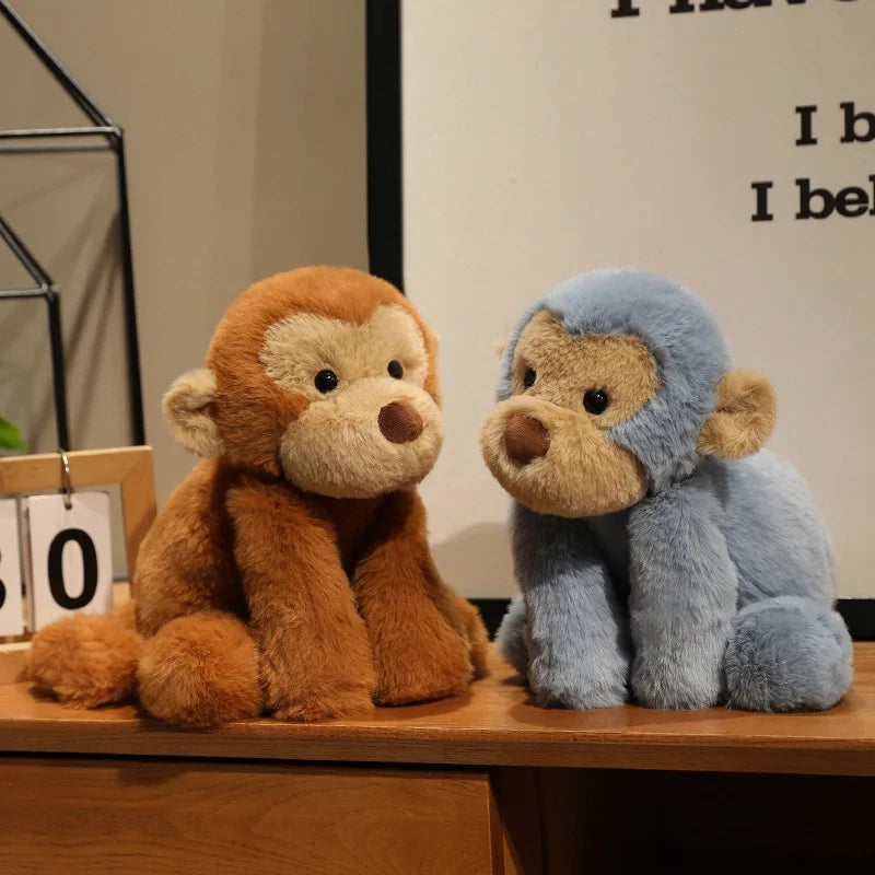 Deux peluches singes douces sur un meuble se regardant