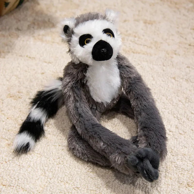 Peluche lémurien sur un tapis Image