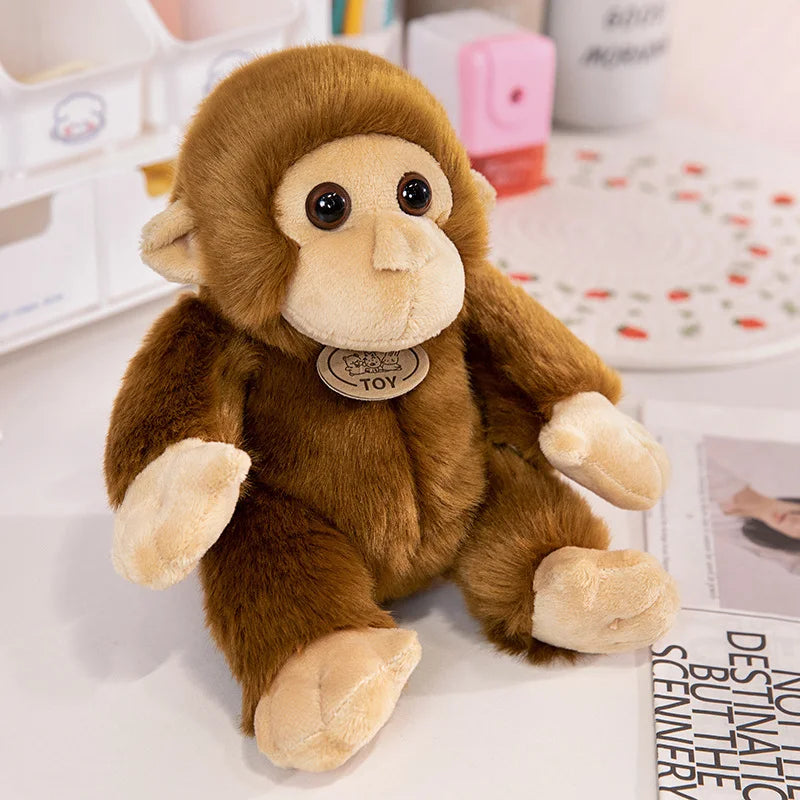 Peluche singe mignonne sur le sol 
