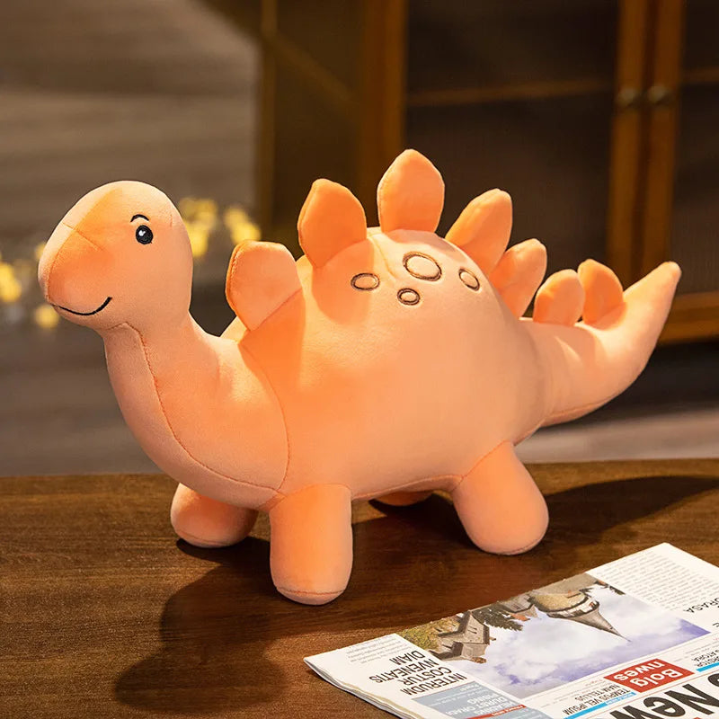 Peluche stégosaure orange sur une table
