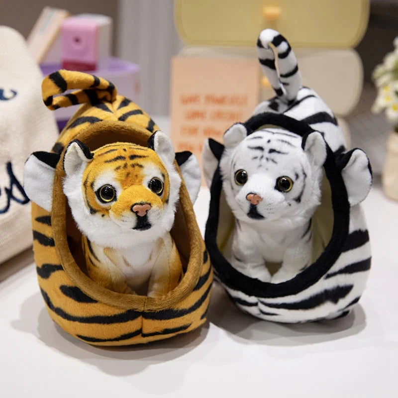 Deux peluches tigres avec leurs maisons sur une table