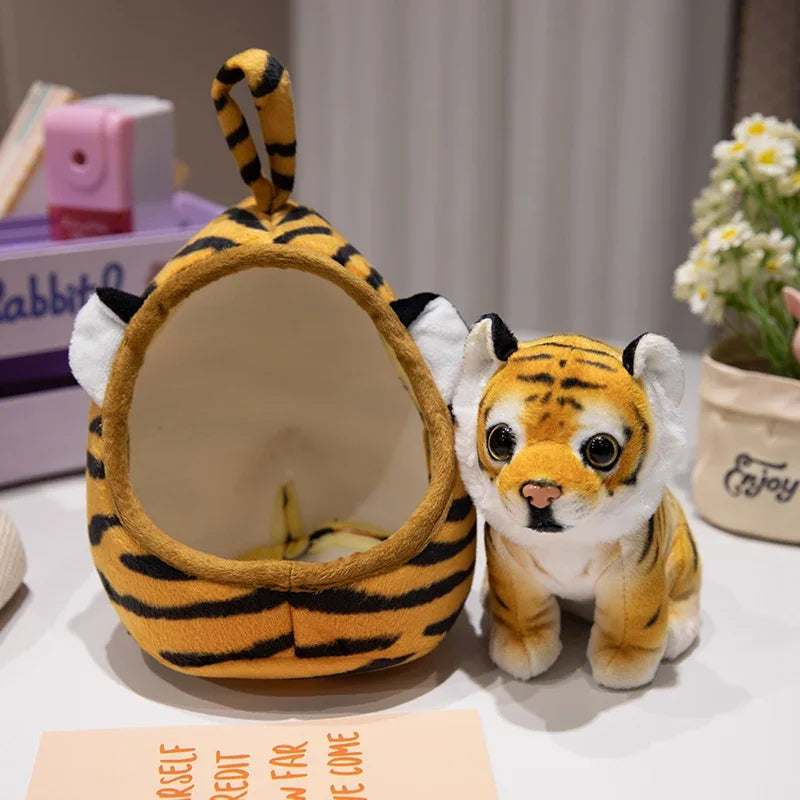 Peluche tigre orange en dehors de sa maison