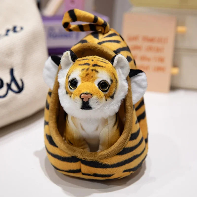 Peluche tigre orange dans sa maison