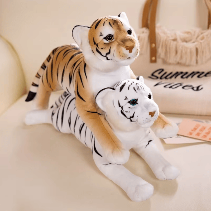 Deux peluches tigres douces sur un canapé étant l'un sur l'autre Image