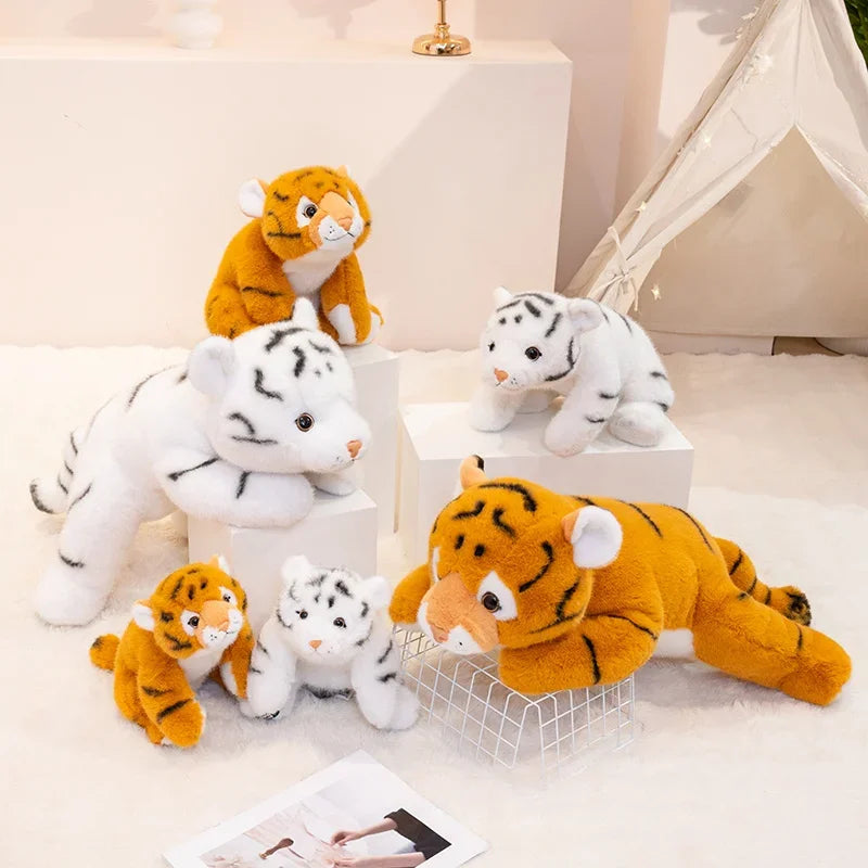 Six peluches tigres mignons sur différents objets Image