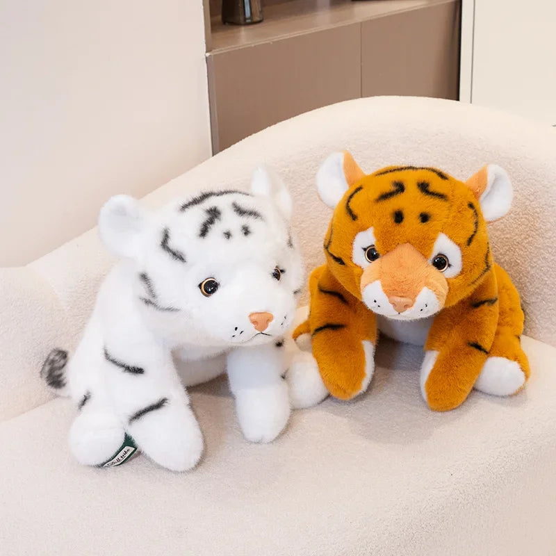 Deux peluches tigres sur un fauteuil
