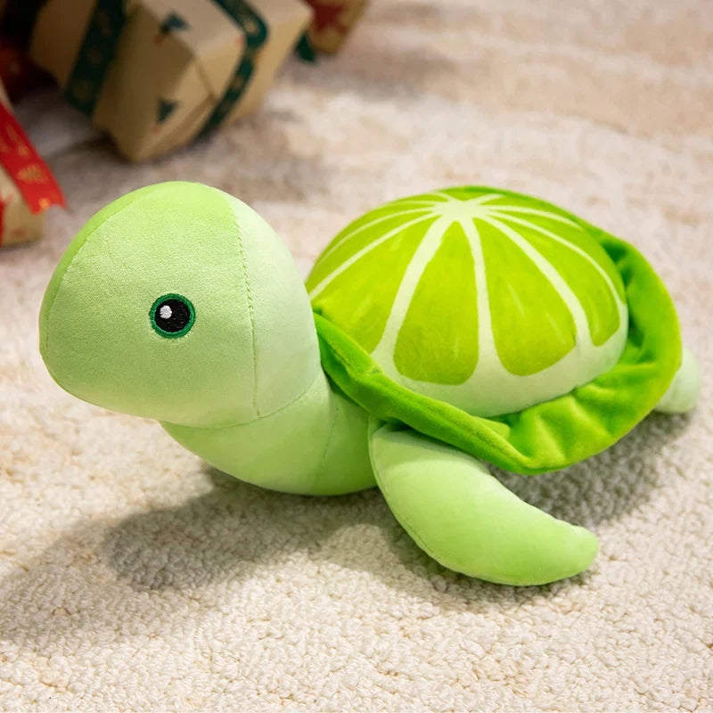 Peluche tortue citron vert sur une moquette 