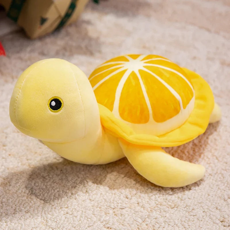 Peluche tortue citron jaune sur une moquette