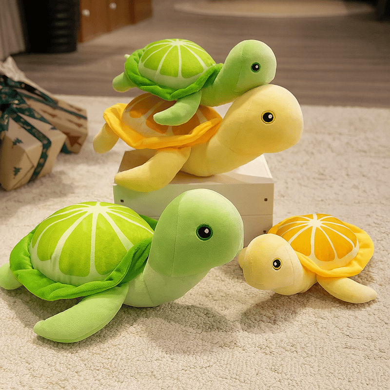 Quatre peluches tortues citron sur une moquette 