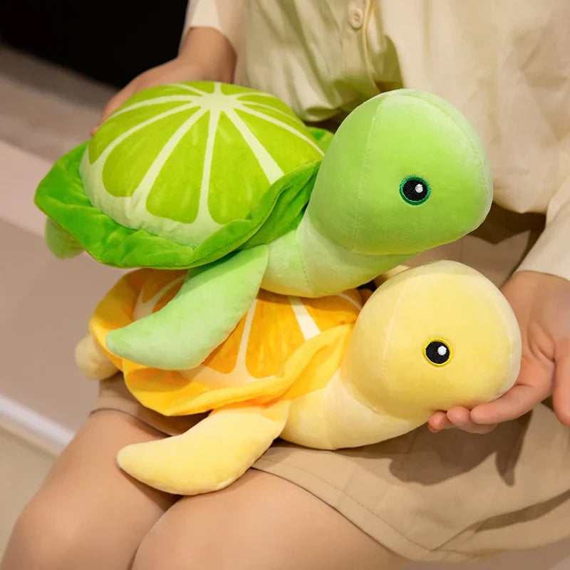 Deux peluches tortues citron sur les genoux d'une fille  Image
