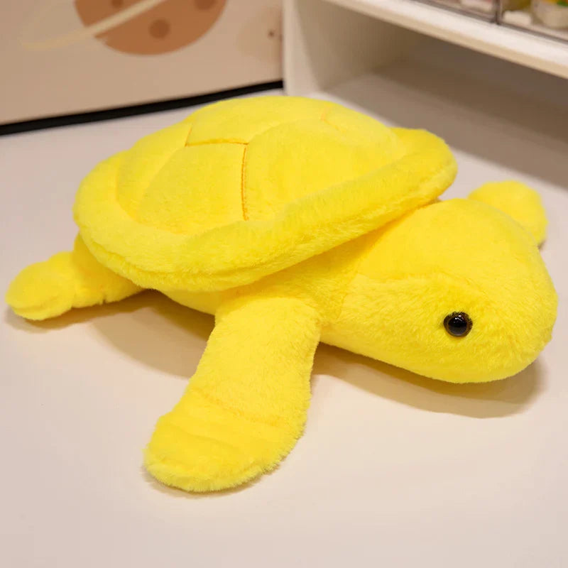 Peluche tortue colorée jaune sur un meuble blanc